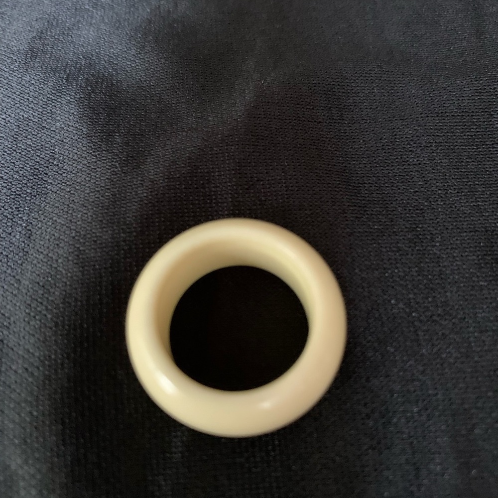 Beautiful Vintage Ring/Band (I believe ivory or bone) - Picture 4 of 4
